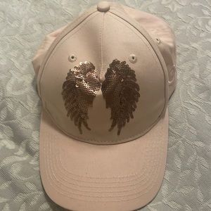 G by Guess angel wing trucker hat